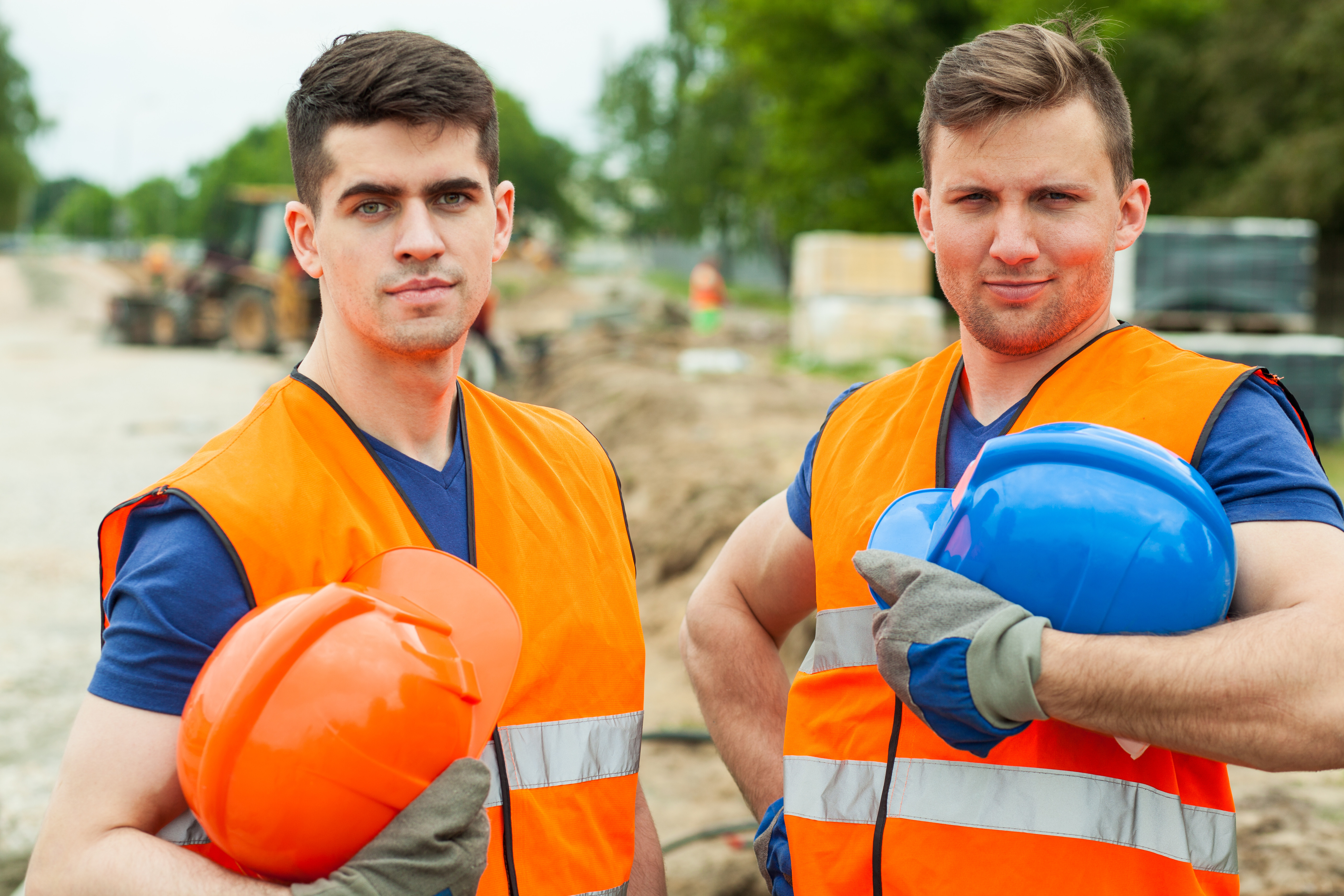 Twee jonge mannen in de wegenbouw